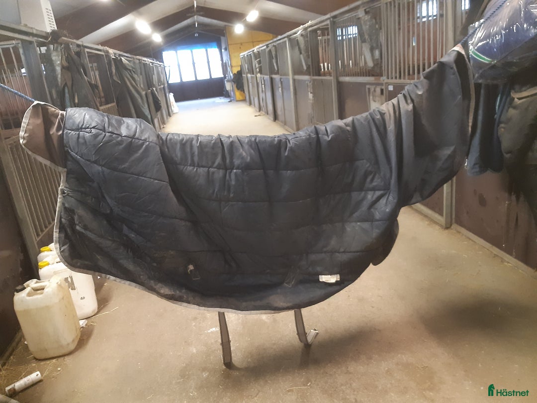 Täcken hästutrustning till salu: Bucas 300g fast hals stl. 135 i Sollebrunn - Annons 4