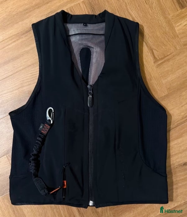 Säkerhetsvästar ryttarutrustning till salu: Säkerhetsväst Freejump Airbag S i Åmotsbruk - Annons 3