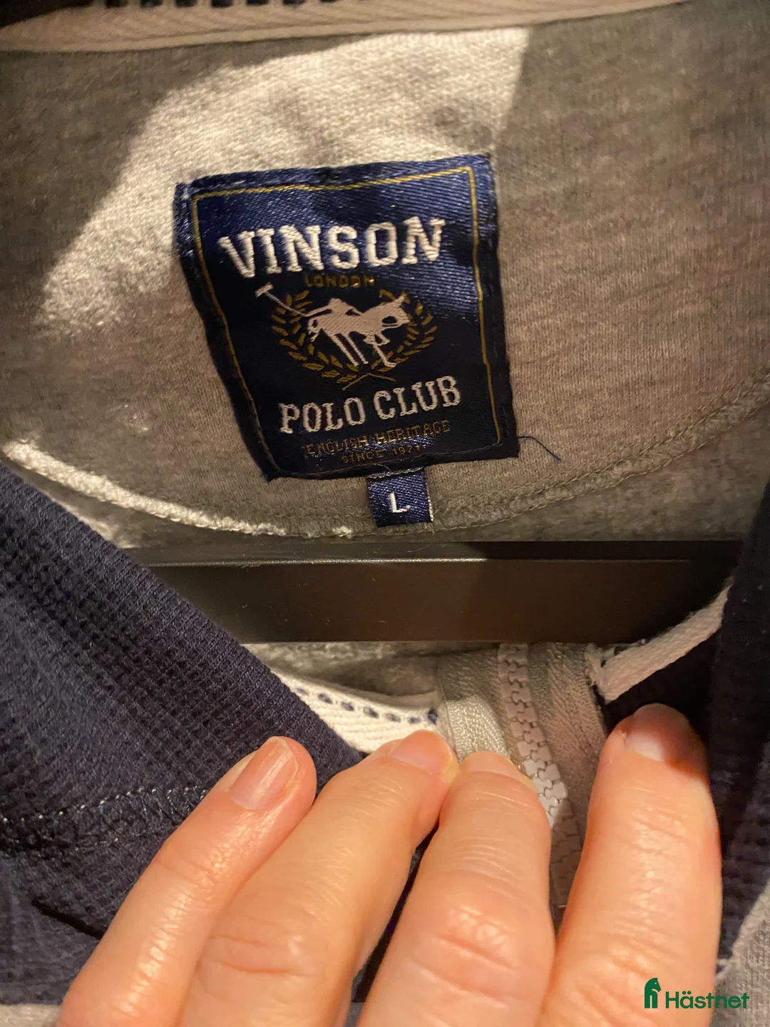 Övrigt Ridkläder ryttarutrustning till salu: Snygg grå hoodie Vinson polo club - Annons 2
