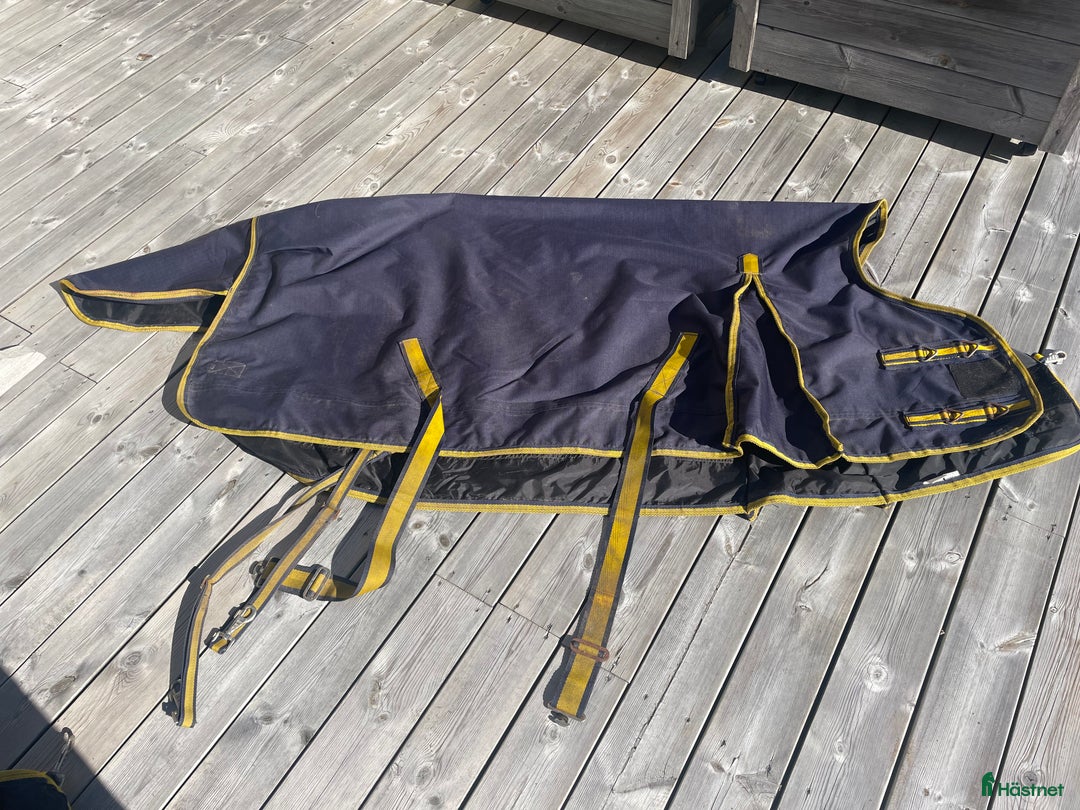 Täcken hästutrustning till salu: Svea Sverige regntäcke nyskick i Fiskebäckskil - Annons 1