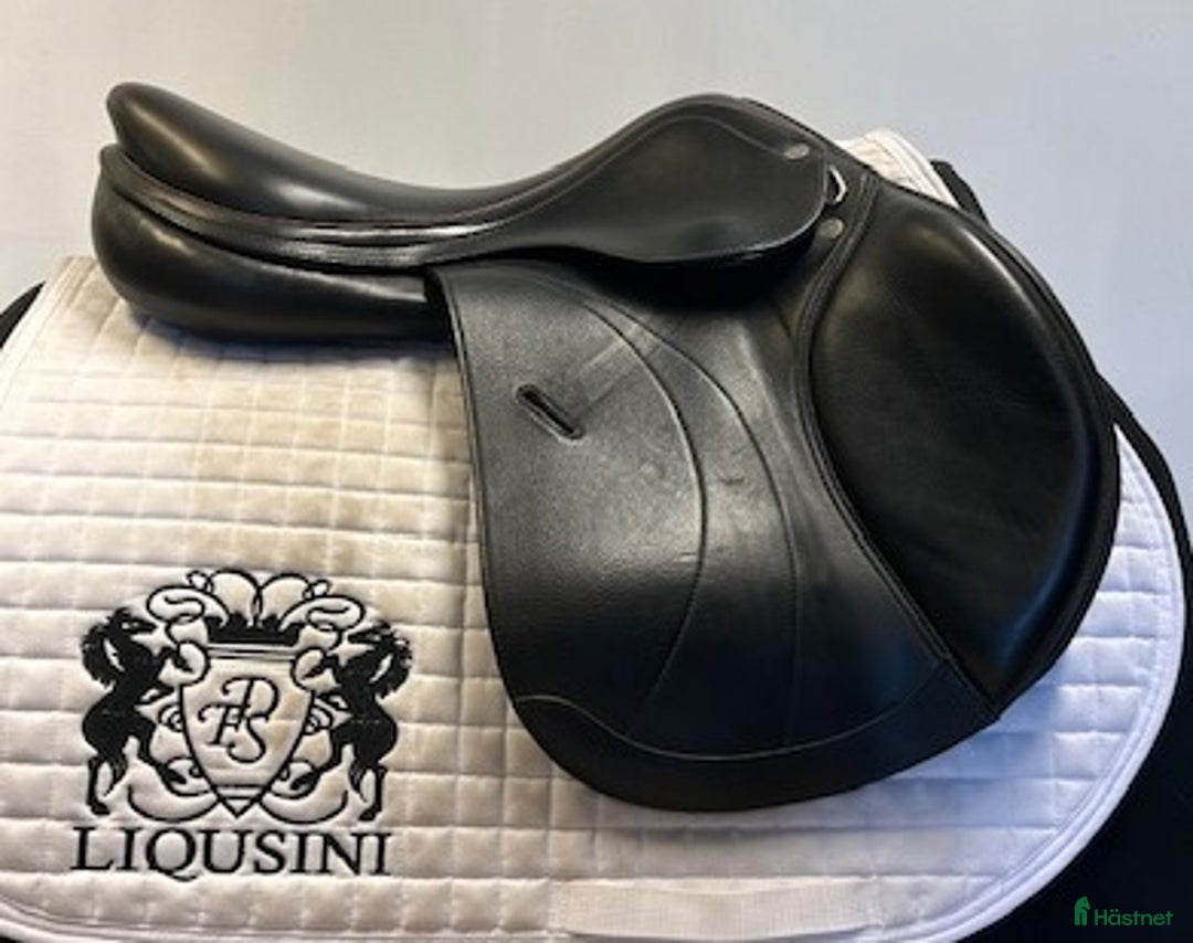Sadlar hästutrustning till salu: Hoppsadel Equipe Linneá Special 17" i Uppsala - Annons 1