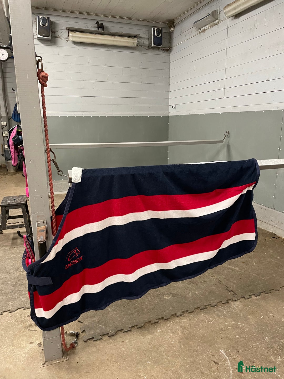 Täcken hästutrustning till salu: Säljer fleecetäcke 125cm - Annons 1