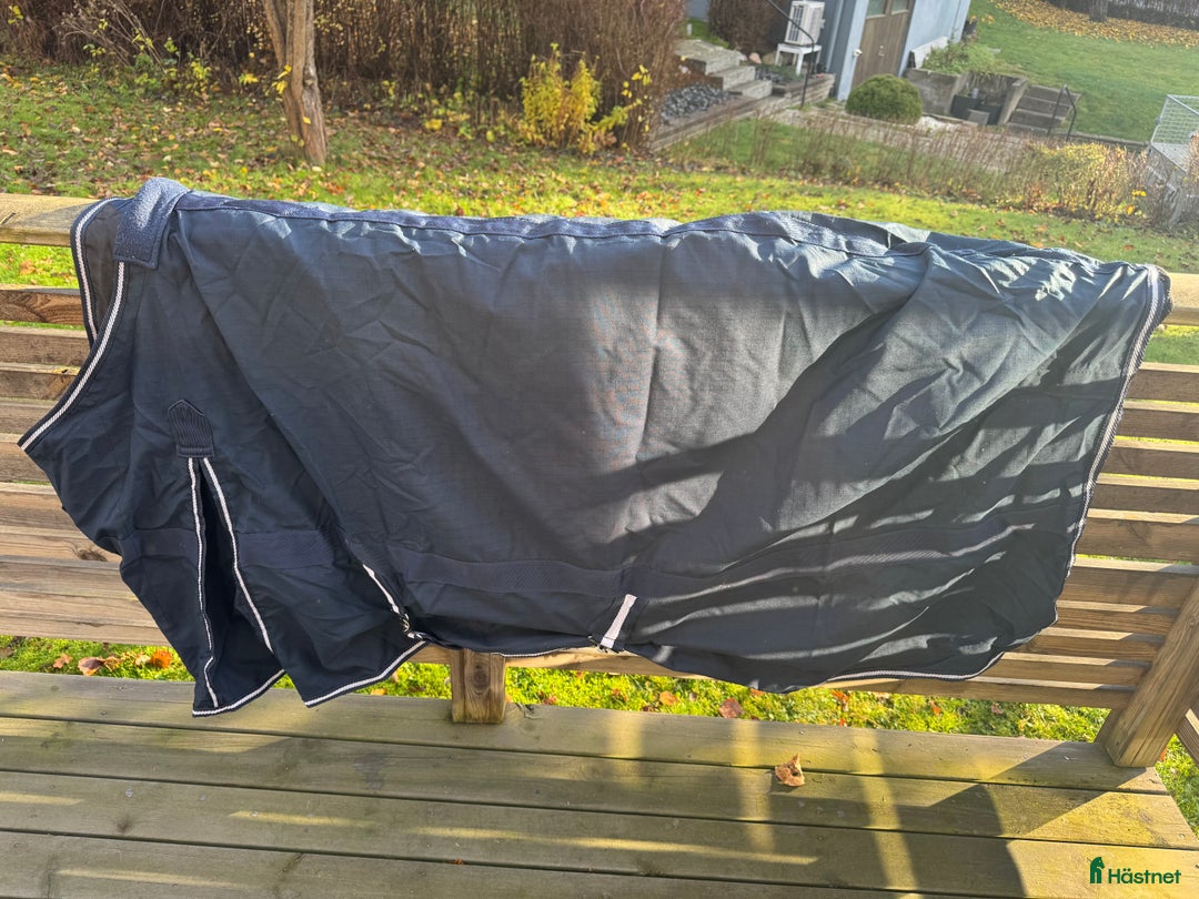 Täcken hästutrustning till salu: Diverse täcken i Finspång - Annons 5