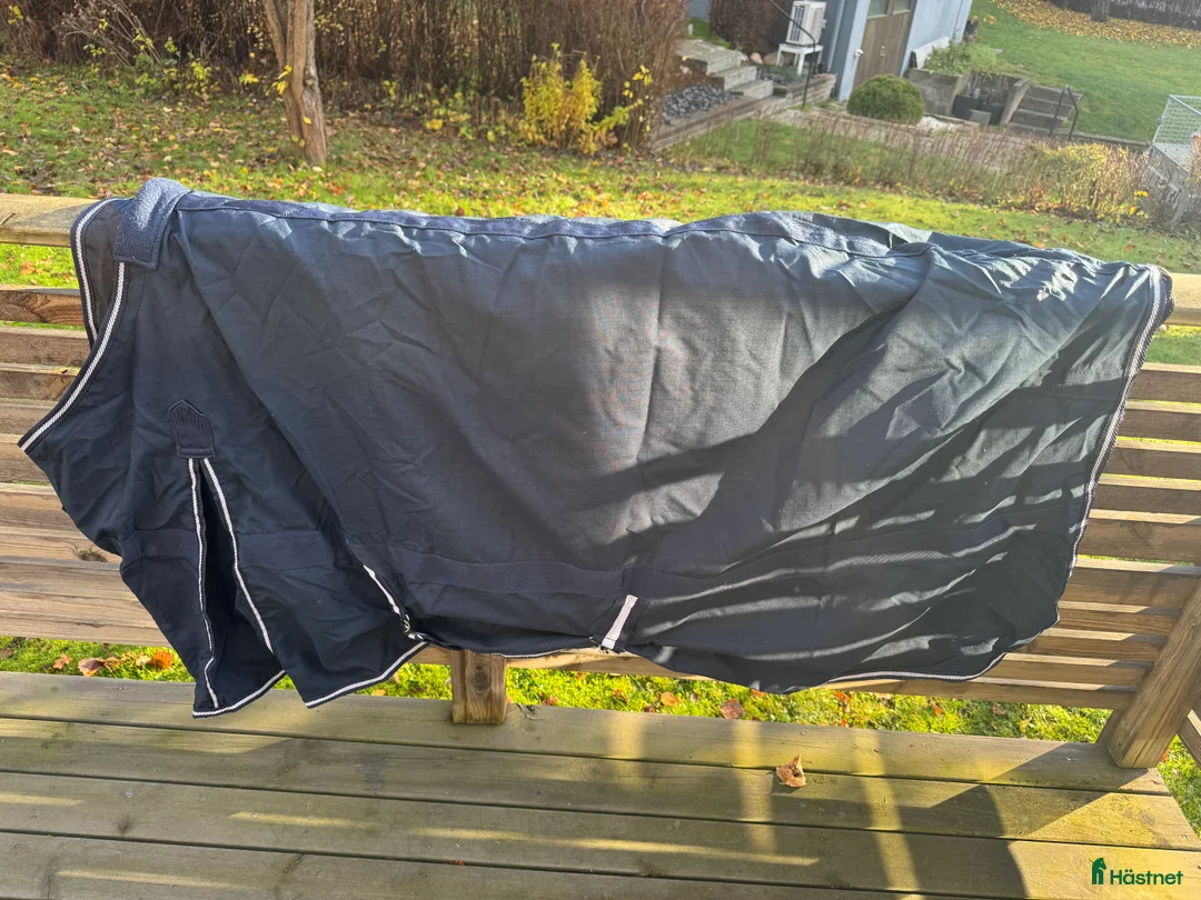 Täcken hästutrustning till salu: Diverse täcken i Finspång - Annons 5