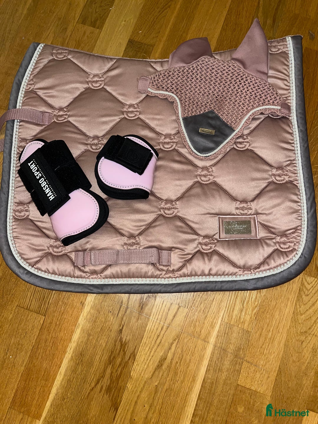 Övrig Hästutrustning hästutrustning till salu: Fint rosa sett i Johanneshov - Annons 1