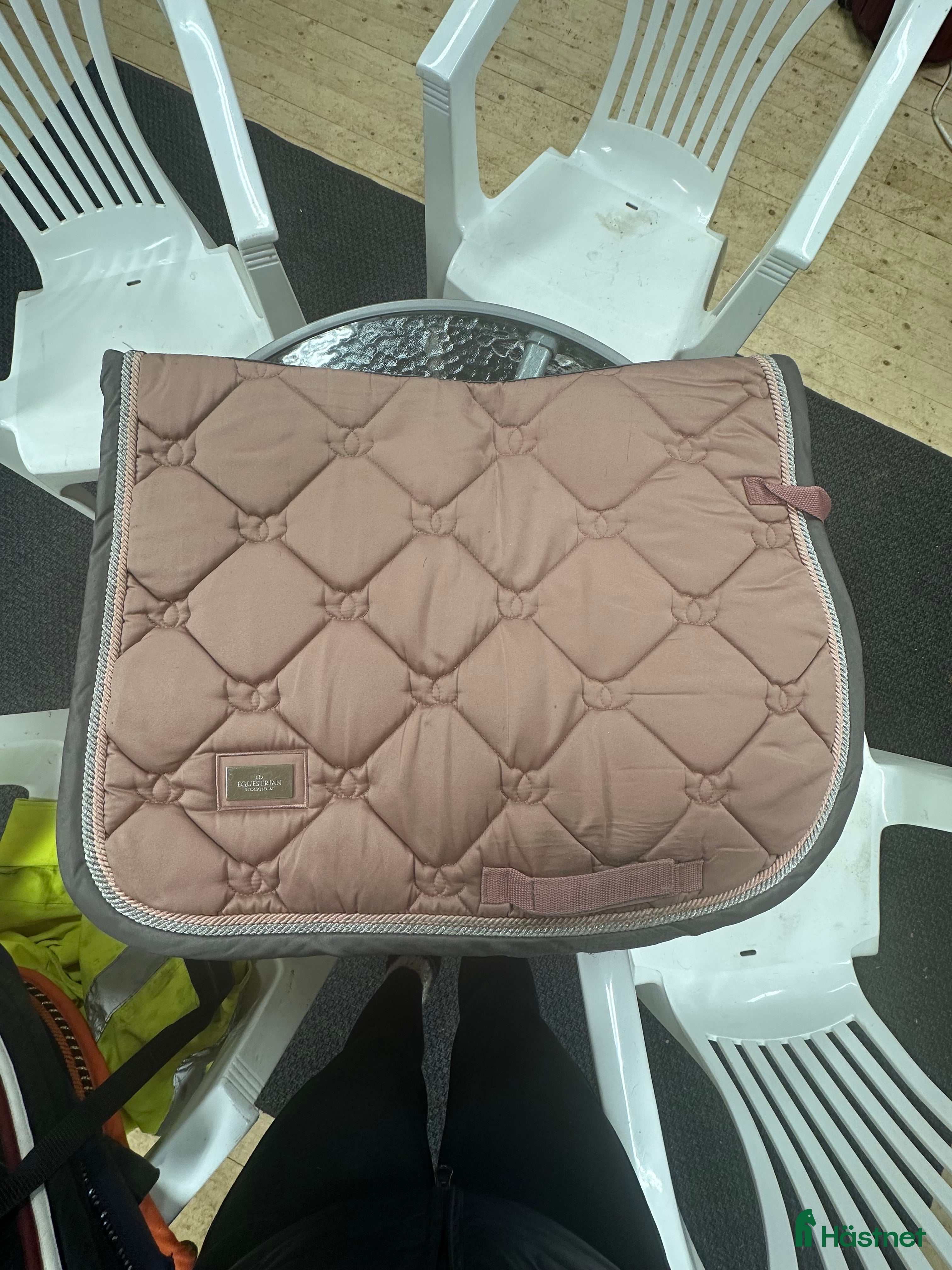 Sadeltillbehör hästutrustning till salu: Rosa schabrak säljes  i Säve - Annons 24