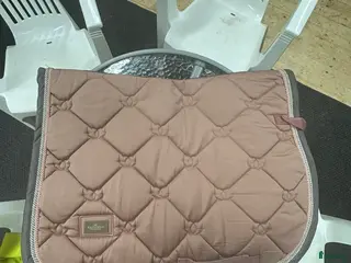 Sadeltillbehör hästutrustning Rosa schabrak säljes i Säve - Annons 1