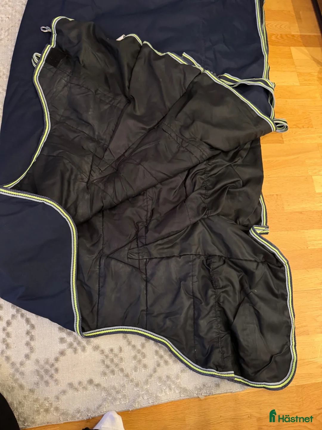 Täcken hästutrustning till salu: Globus utegångstäcke 135 cm 200gr - Annons 3