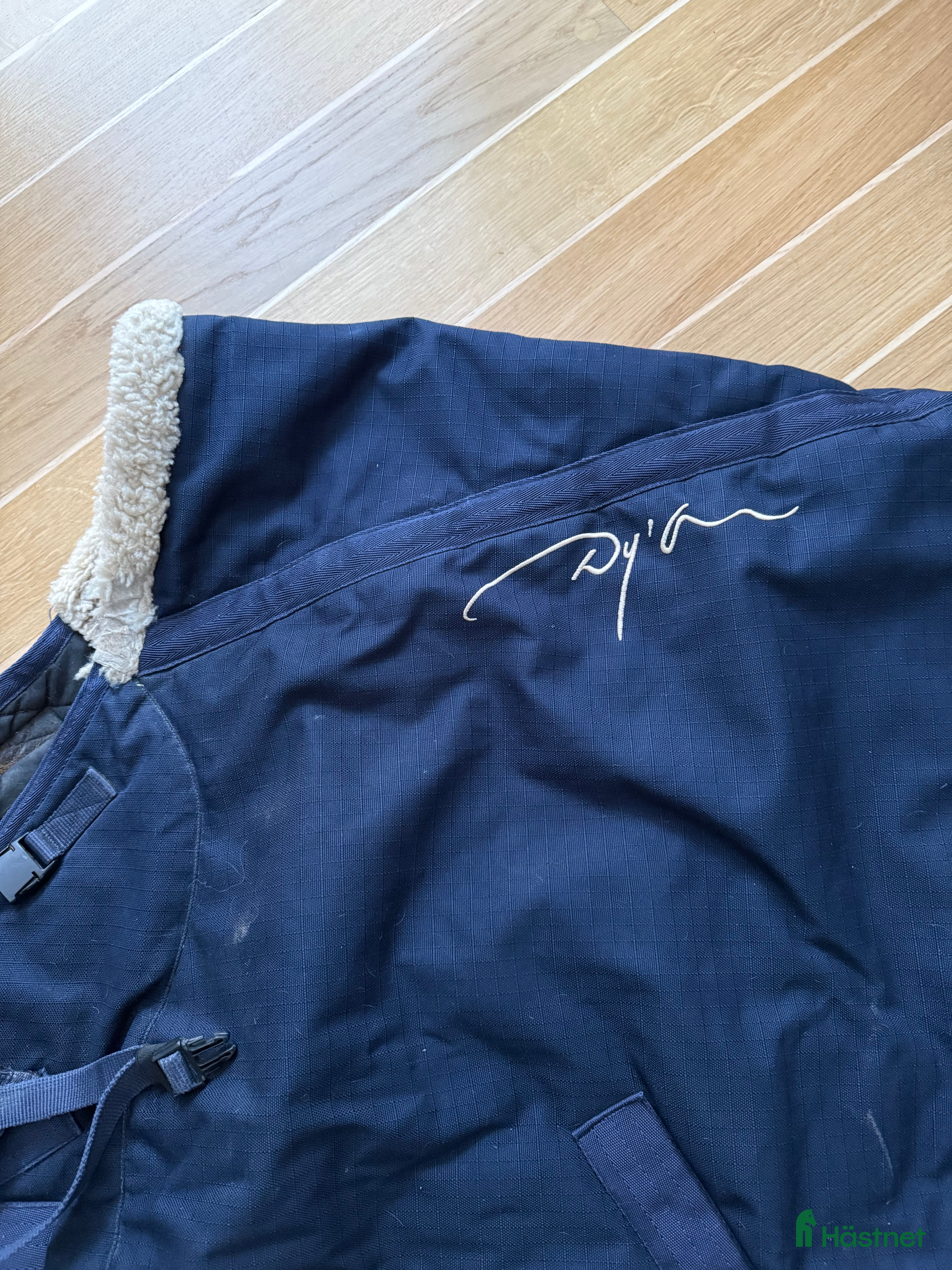 Täcken hästutrustning till salu:  Mysigt vintertäcke från Dy’on med lyxig känsla i Saltsjö-Boo - Annons 3