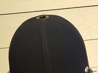 Hjälmar ryttarutrustning till salu: Svart ridhjälm, 61 i Nora - Annons 3