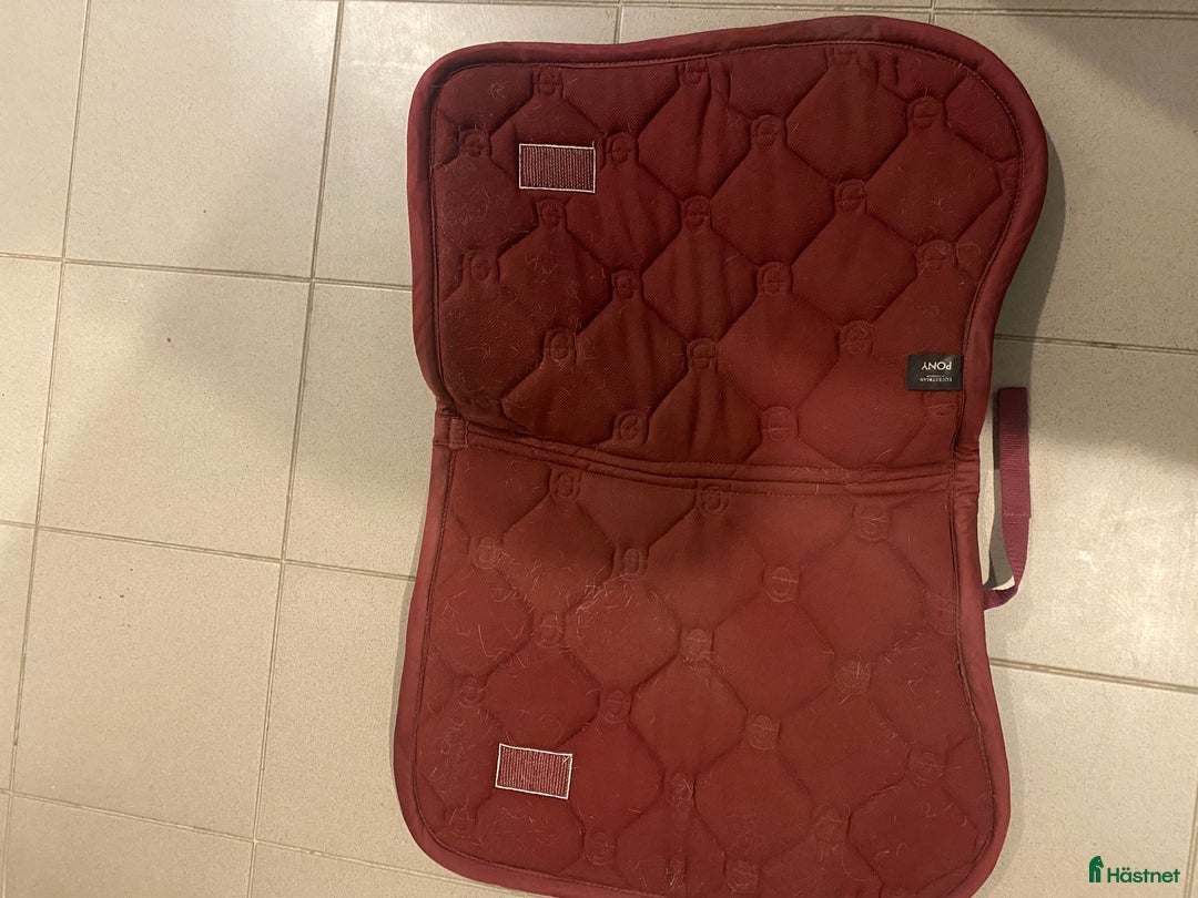 Schabrak & Vojlockar hästutrustning till salu: Vinrött jättefint es schabrak strl ponny! i Järna - Annons 3