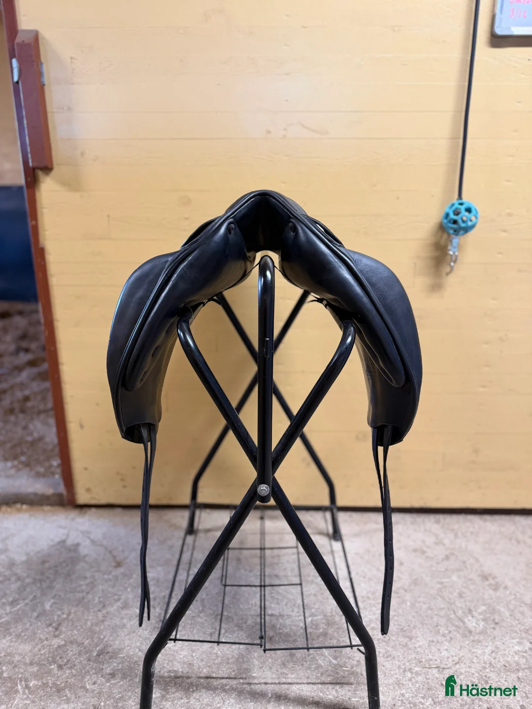 Sadlar hästutrustning till salu: Amerigo Vega Dressyr 17’ i Katthammarsvik - Annons 5