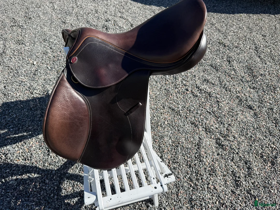 Sadlar hästutrustning till salu: Hoppsadel Lippo Fazzino 17’ i Vallentuna - Annons 1
