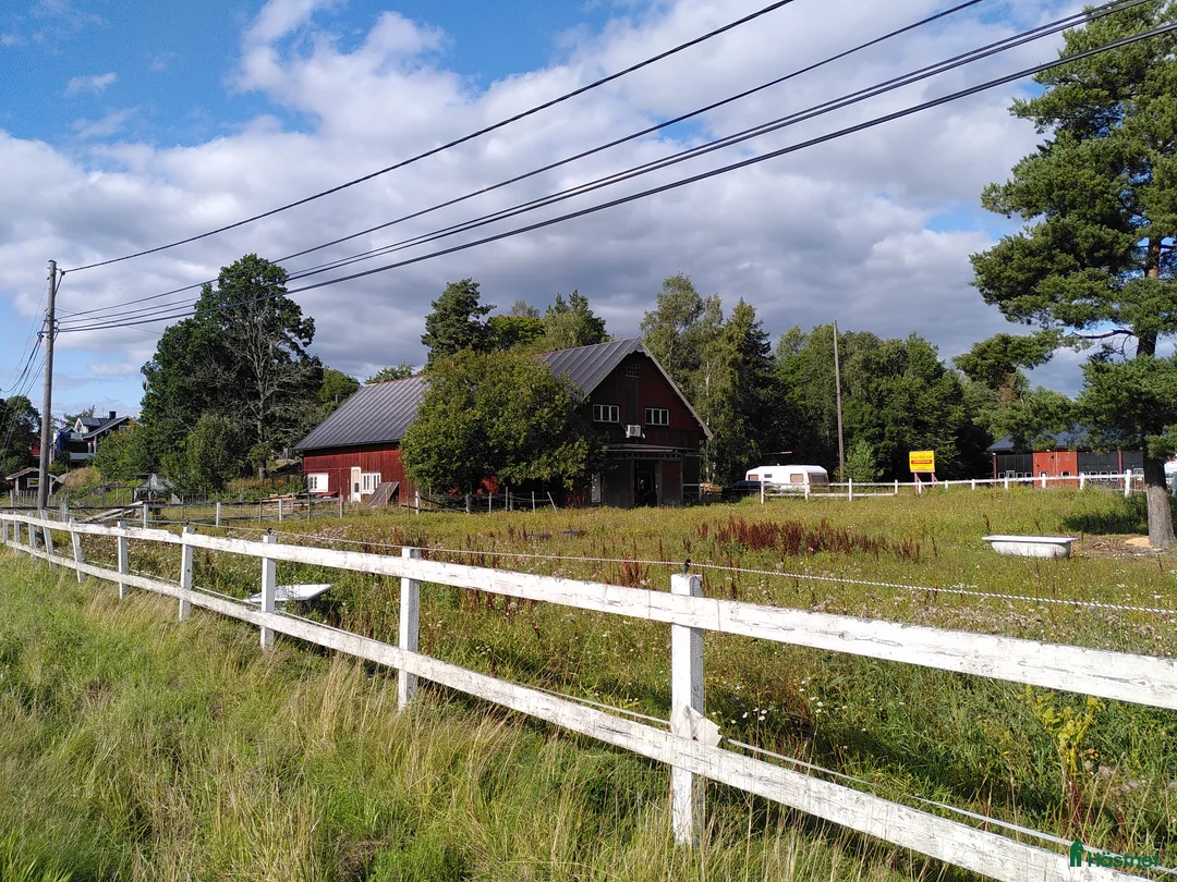 stallplats finnes: Två-Tre stallplatser i Tungelsta uthyres.  - Annons 1