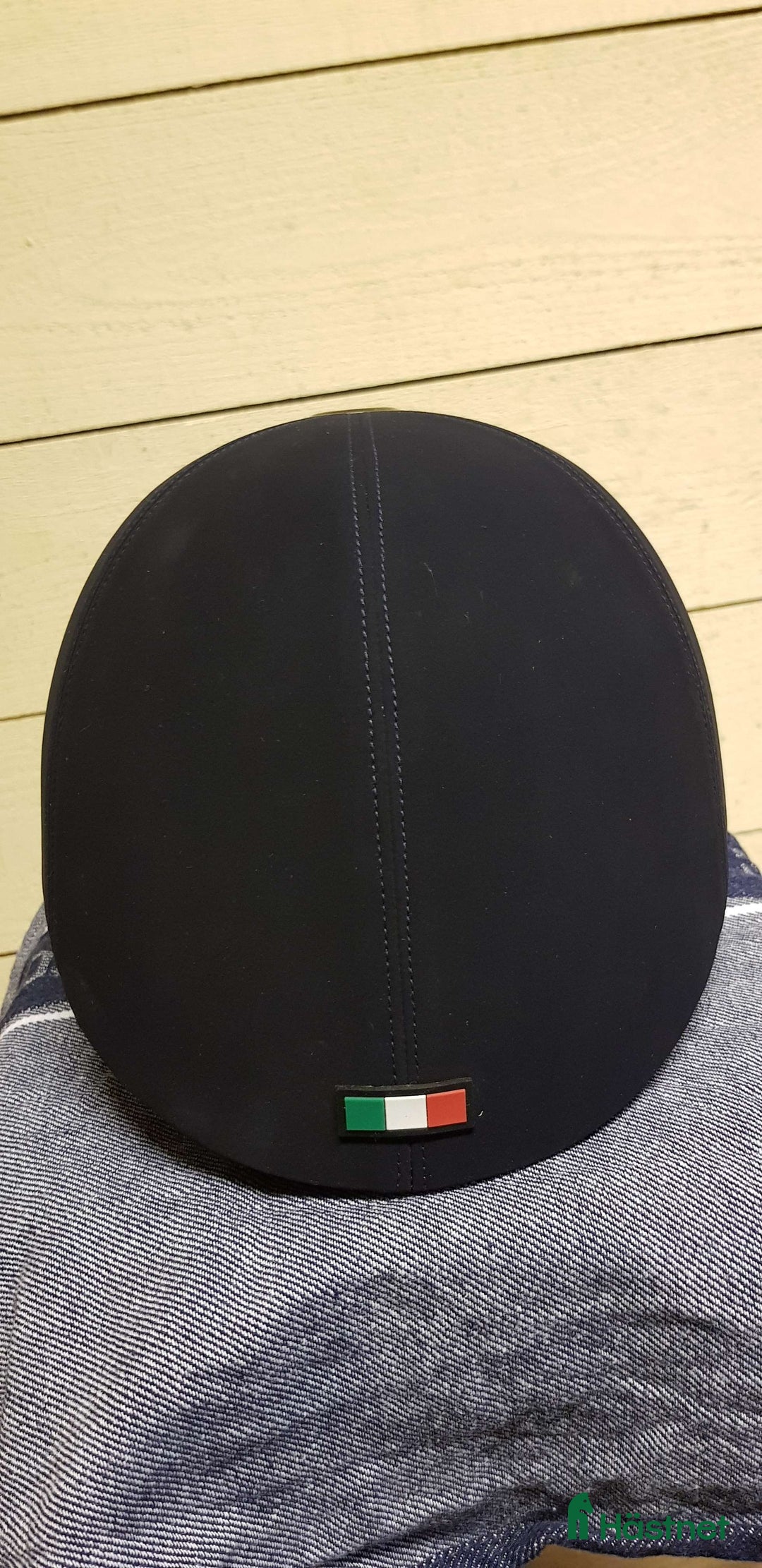 Hjälmar ryttarutrustning till salu: Svart ridhjälm i Nora - Annons 2