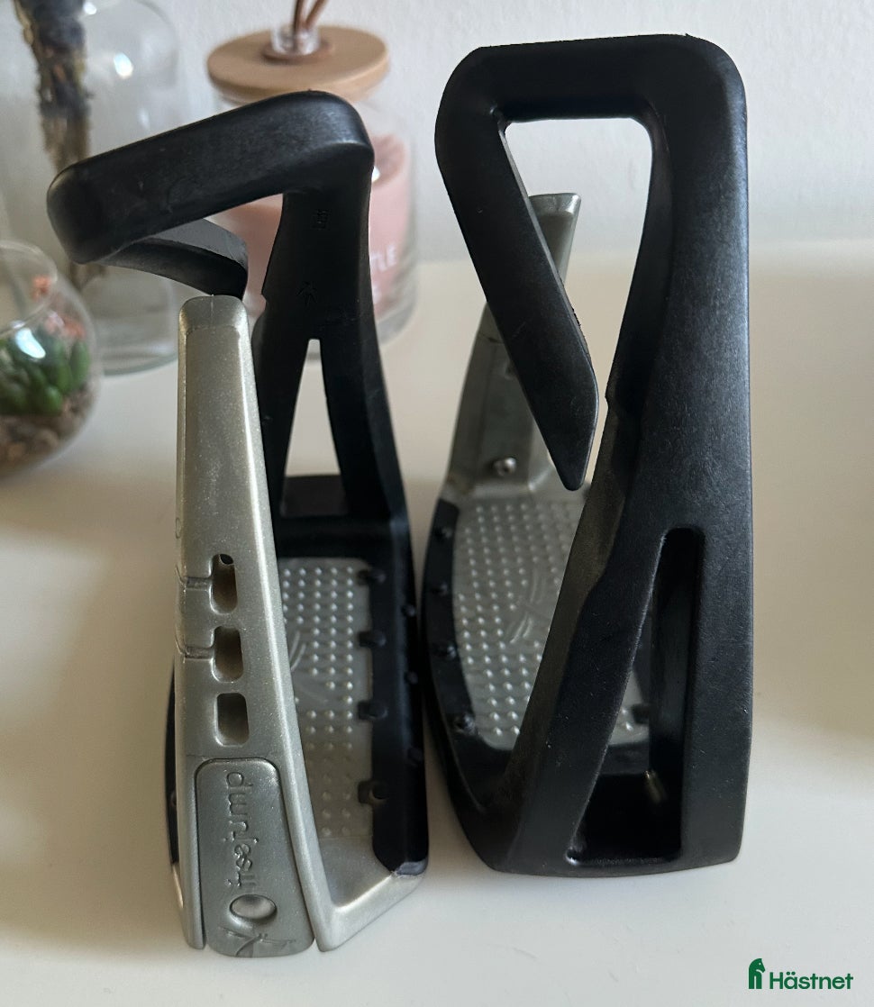 Stigbyglar hästutrustning till salu: ⭐️Freejump stigbyglar⭐️ - Annons 1