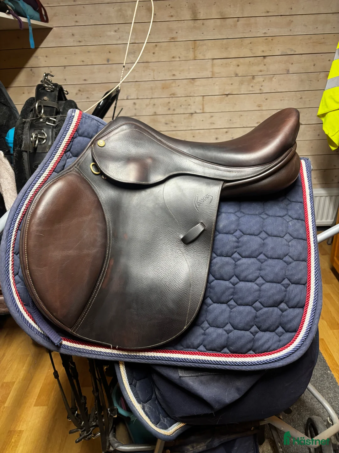 Sadlar hästutrustning till salu: Pessoa Amo 17” med koppjärn - Annons 1