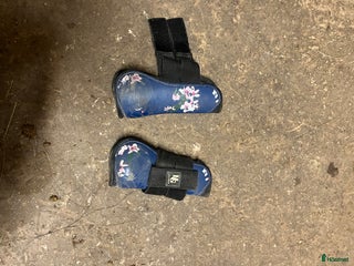 Benskydd hästutrustning till salu: Blommiga benskydd i Landsbro - Annons 17