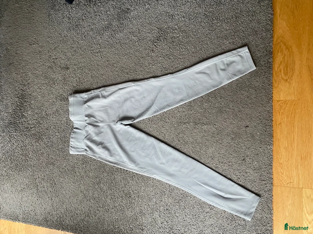 Ridbyxor ryttarutrustning till salu: Ljusgrå kingsland ridbyxor stl S i Vetlanda - Annons 2