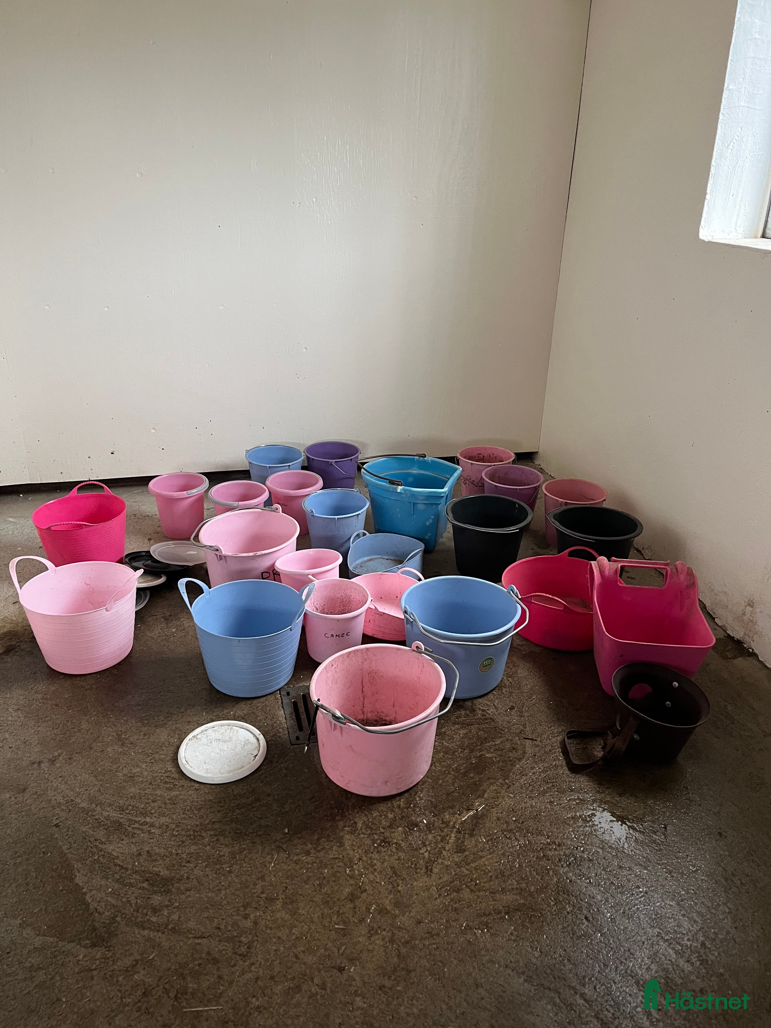 Stallinredning, stängsel & gård övrig utrustning till salu: Hinkar/krubbor i Frillesås - Annons 16