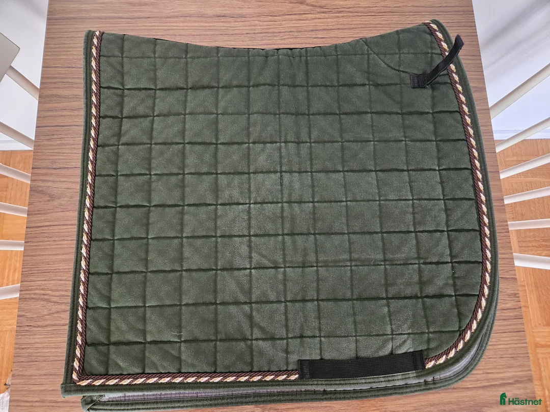 Schabrak & Vojlockar hästutrustning till salu: Eskadron och Mias dressyrschabrak i Malmö - Annons 1