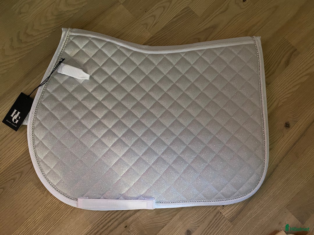 Schabrak & Vojlockar hästutrustning till salu: Vitt schabrak stl cob i Ljusdal - Annons 1