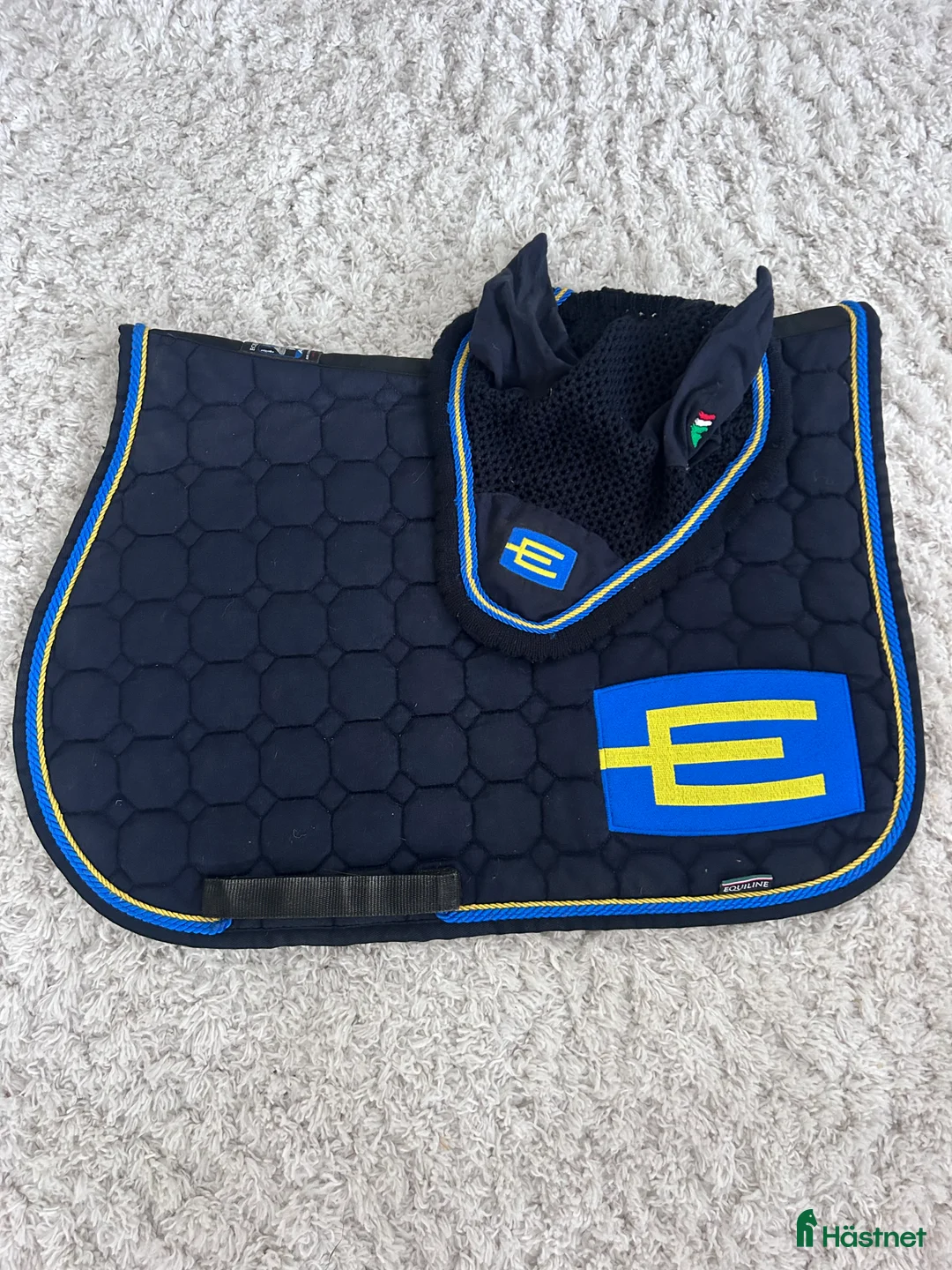 Schabrak & Vojlockar hästutrustning till salu: Blå gult Equiline sett ✨ - Annons 1