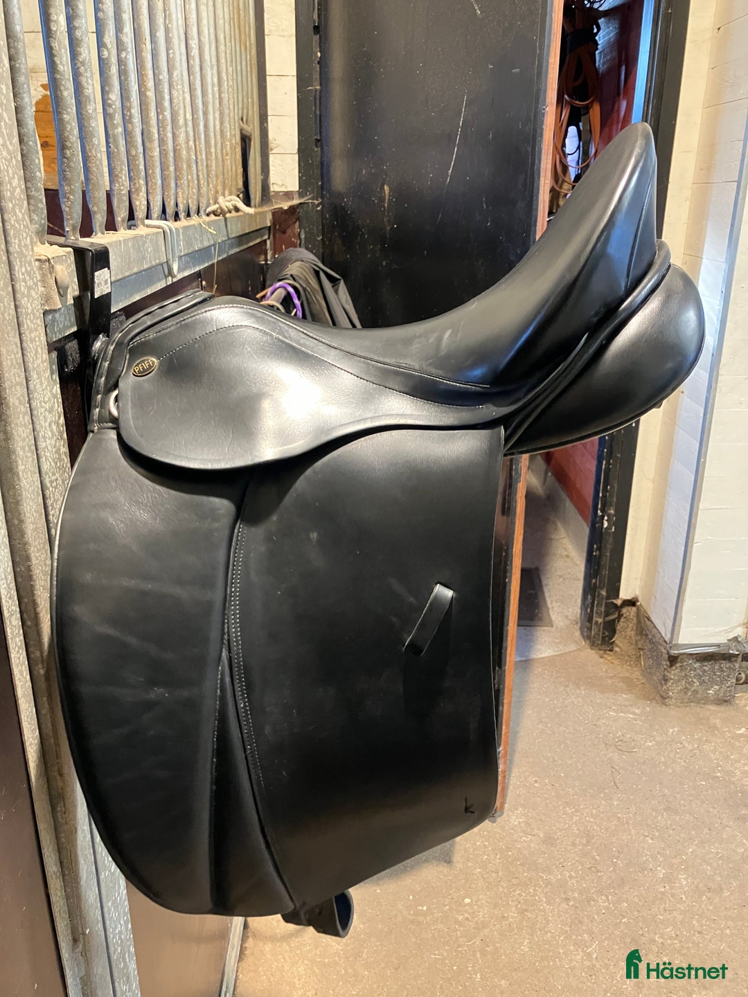 Sadlar hästutrustning till salu: PFIFF Amaretto dressyrsadel 17' i Vintrosa - Annons 1