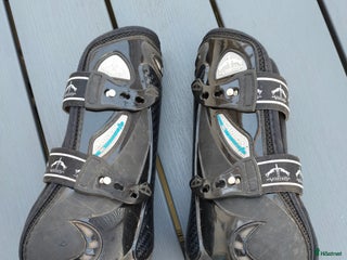 Benskydd hästutrustning till salu: Benskydd & boots i Ljungbyholm - Annons 1