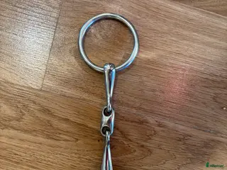 Bett hästutrustning till salu: Tredelat tränsbett i Fjälkinge - Annons 1