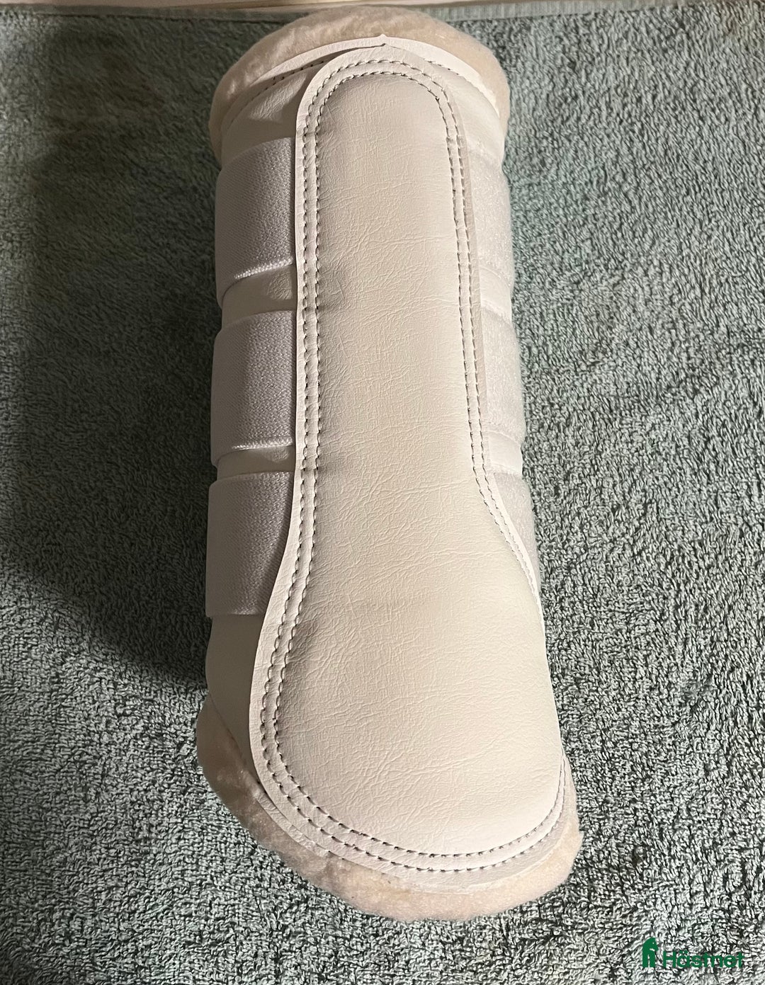 Benskydd hästutrustning till salu: Vita fluffskydd i Eskilstuna - Annons 1