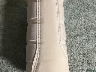 Benskydd hästutrustning till salu: Vita fluffskydd i Eskilstuna - Annons 1