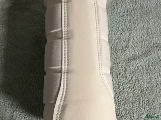 Benskydd hästutrustning till salu: Vita fluffskydd i Eskilstuna - Annons 1