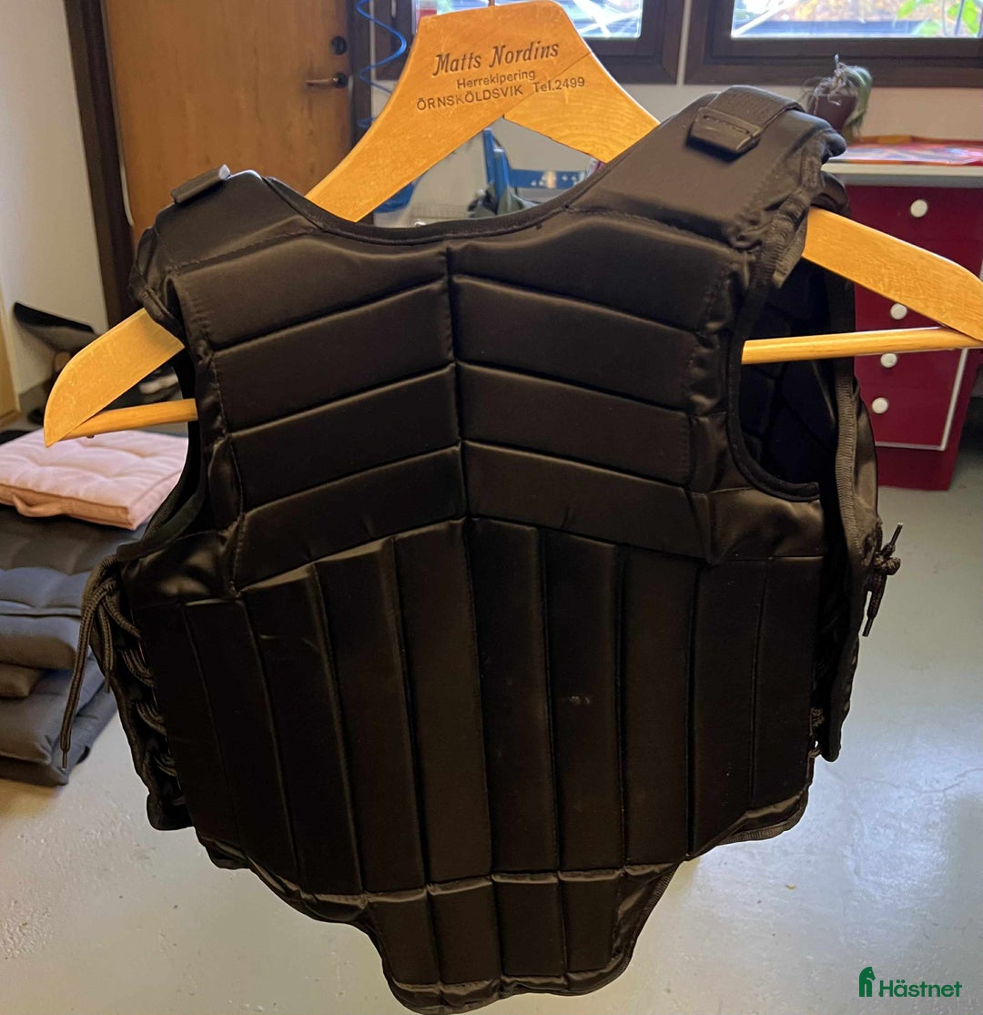 Säkerhetsvästar ryttarutrustning till salu: Säkerhetsväst i Västerås - Annons 1