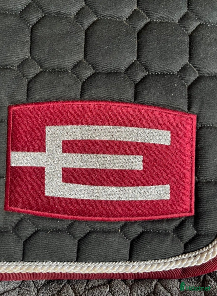 Övrig Hästutrustning hästutrustning till salu: Super snyggt rött e-logg schabrak  - Annons 1