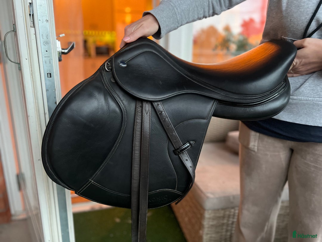 Sadlar hästutrustning till salu: Ikonic Light Hoppsadel i Värmdö - Annons 1