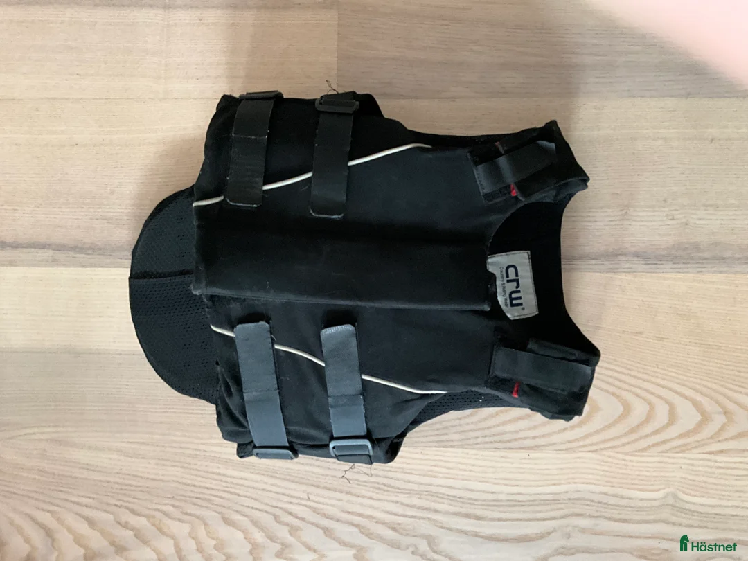 Säkerhetsvästar ryttarutrustning till salu: Säkerhetsväst storlek barn medium i Sävedalen - Annons 1