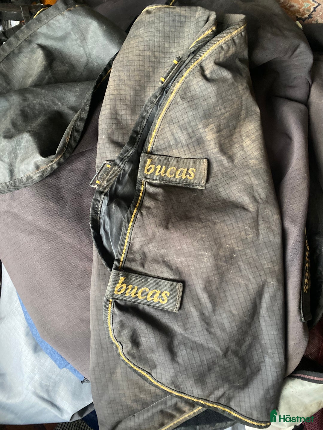 Täcken hästutrustning till salu: Bucas regntäcke i Hörby - Annons 2