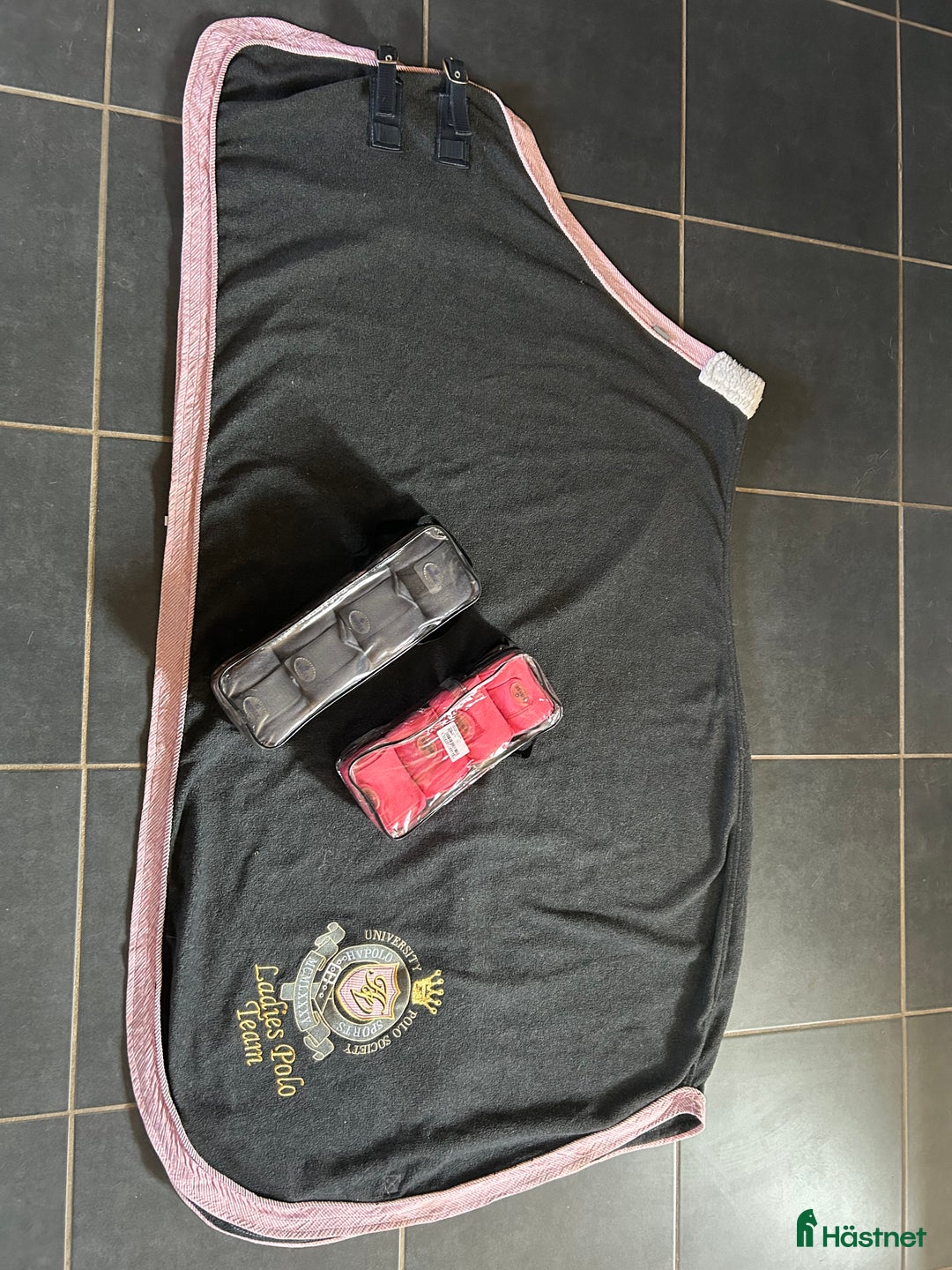 Täcken hästutrustning till salu: Snyggt fleecetäcken och nya oanvända lindor - Annons 1