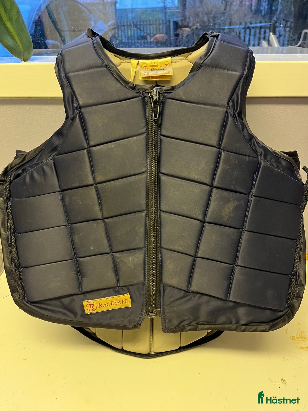 Säkerhetsvästar ryttarutrustning till salu: Racesafe väst i gott skick i Hindås - Annons 1