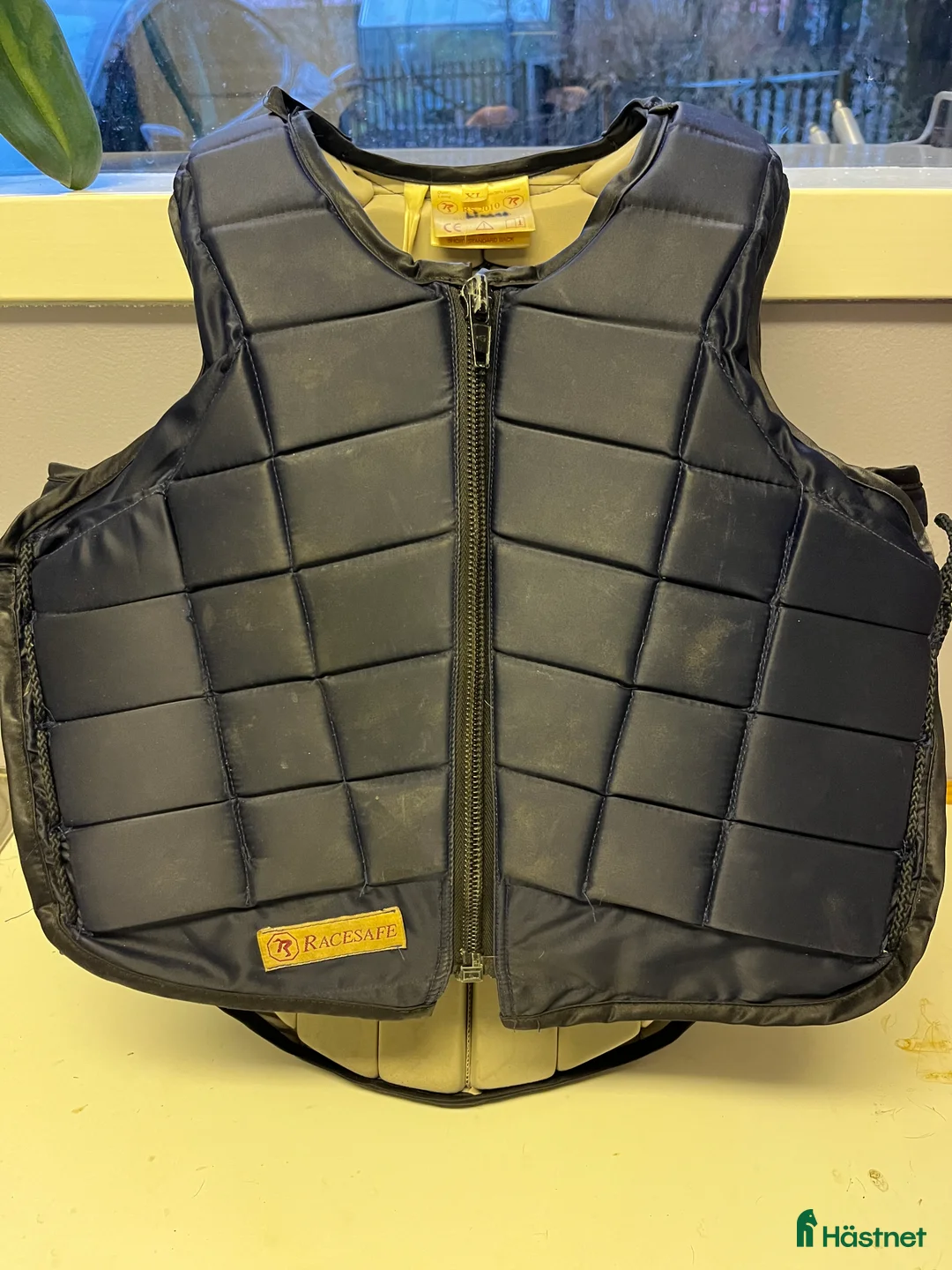 Säkerhetsvästar ryttarutrustning till salu: Racesafe väst i gott skick i Hindås - Annons 1