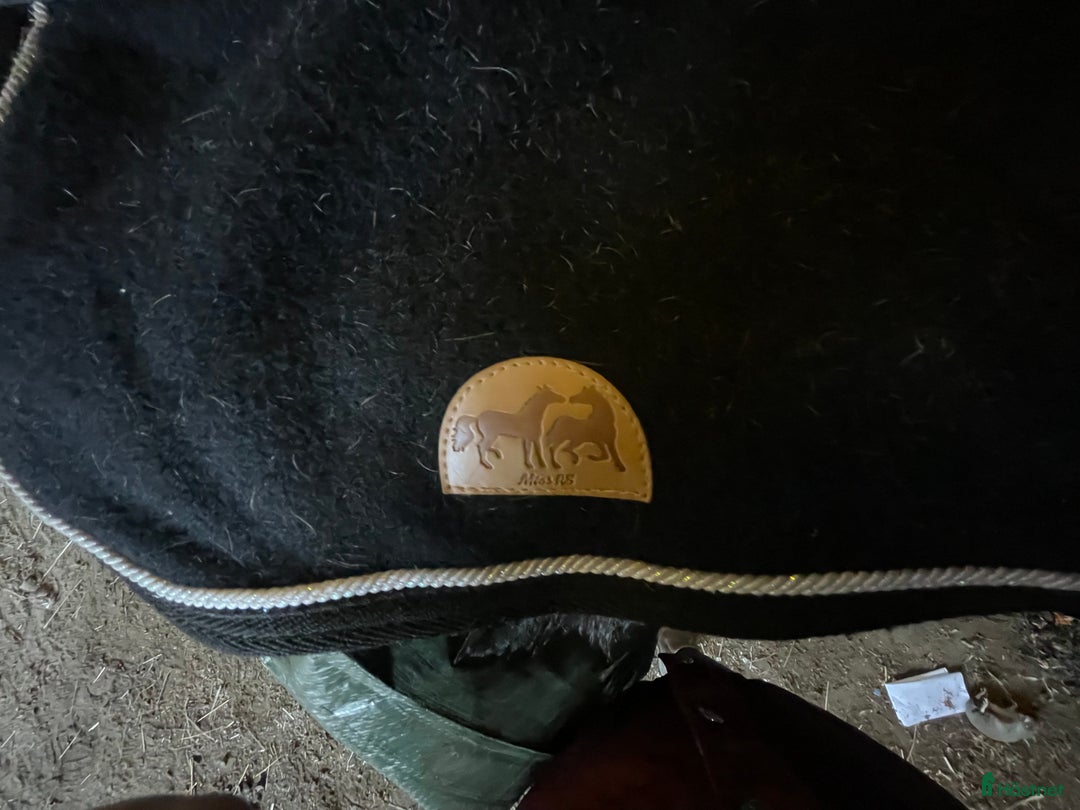 Täcken hästutrustning till salu: Svart Mias RS ländtäcke  i Flyinge - Annons 3