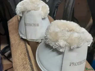 Benskydd hästutrustning till salu: Vita boots i Munka-ljungby - Annons 1