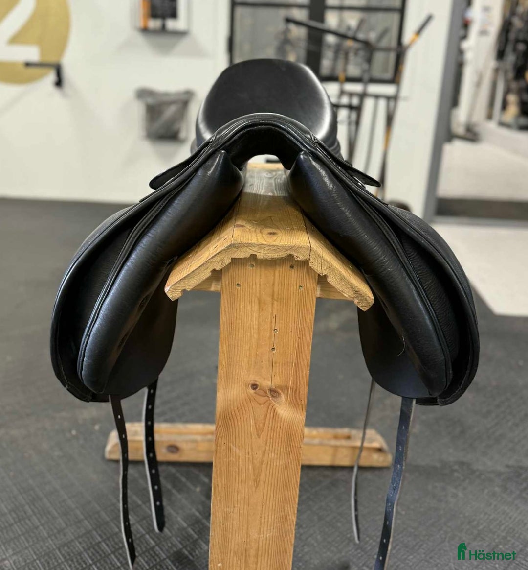 Sadlar hästutrustning till salu: REA 30% Ikonic Classic Dressyr  i Knivsta - Annons 2