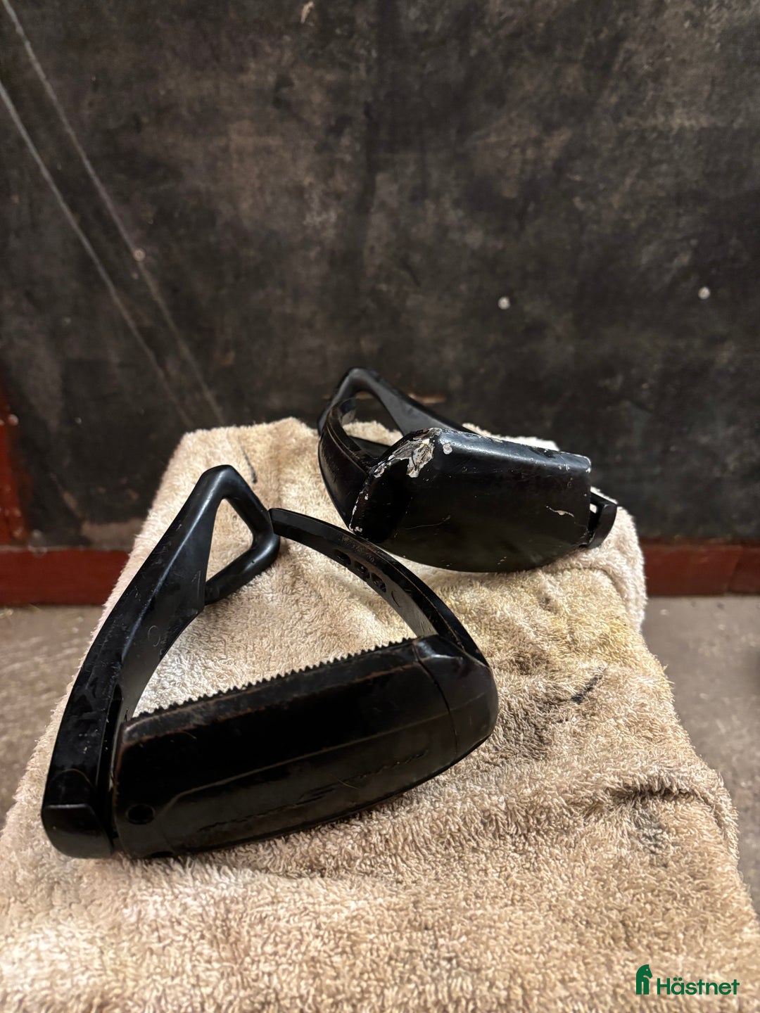 Stigbyglar hästutrustning till salu: Freejump pro i Visby - Annons 4