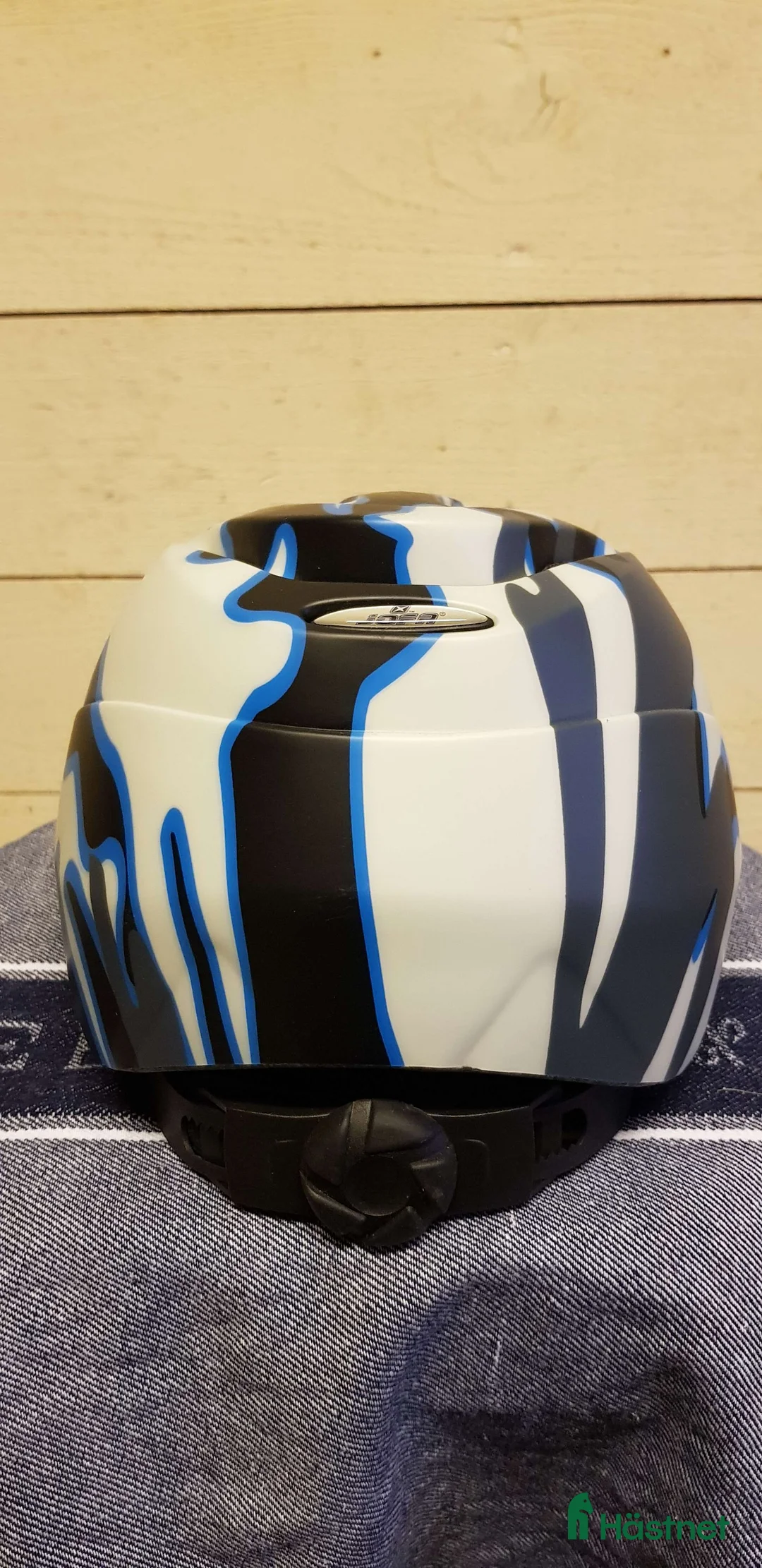 Hjälmar ryttarutrustning till salu: Flerfärgad ridhjälm, S i Nora - Annons 2