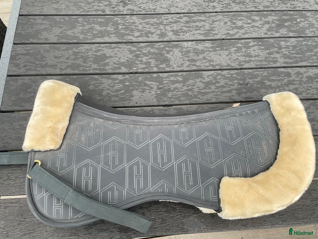 Övrig Hästutrustning hästutrustning till salu: Eskadron fårskinnspad i Undersåker - Annons 1