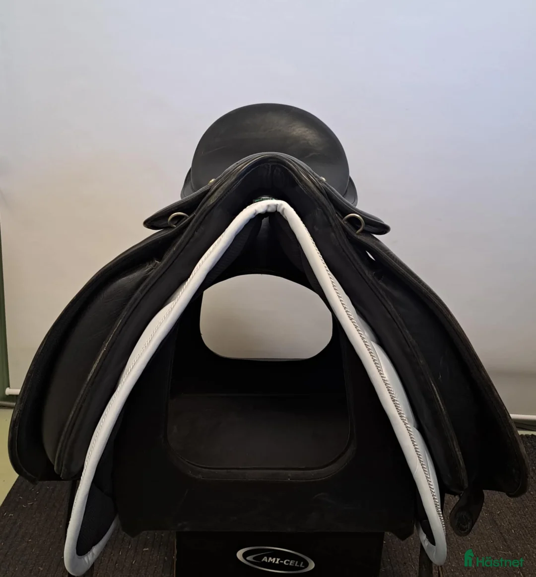 Sadlar hästutrustning till salu: Walsall dressyrsadel i Färnäs - Annons 2