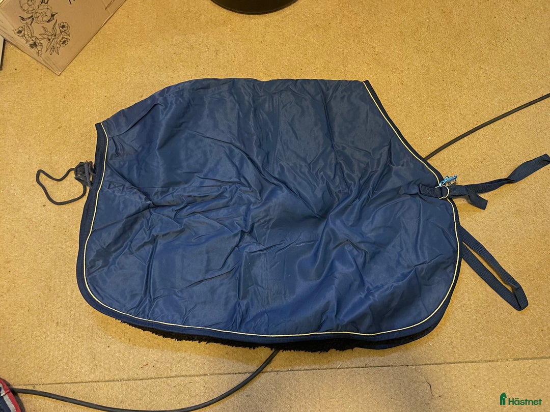 Täcken hästutrustning till salu: Rid- & ländtäcken, olika storlekar  i Vallberga - Annons 1