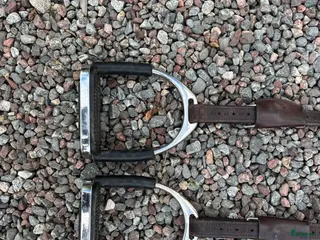 Stigbyglar hästutrustning till salu: Sprenger säkerhetsstigbygel i Farsta - Annons 2